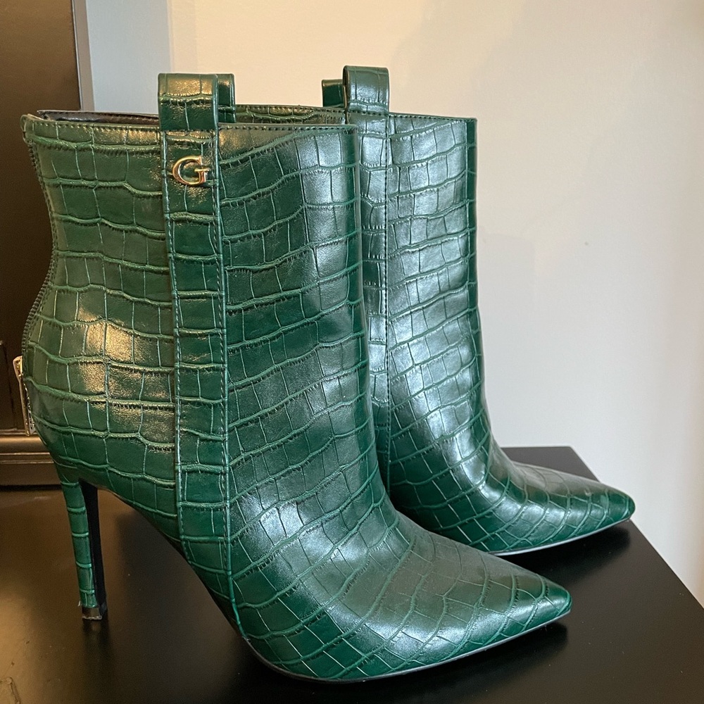 GUESS Green Croc pattern booties